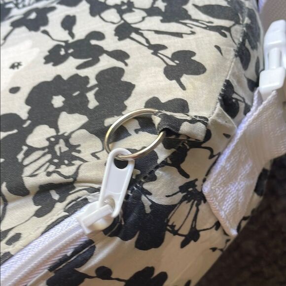 My brest friend Black and White Floral feeding pillow - Picture 8 of 8